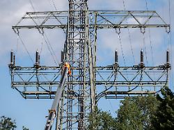 reparaturarbeiten des beschaedigten strommast am koenigsheideweg in berlin am 15 september 2025