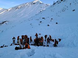 rettungskraefte bei einem lawinenabgang am finsterkopf grossarltal in oesterreich sind insgesamt fuenf menschen bei zwei lawinenabgaengen gestorben wiederholung mit anderem bildausschnitt 2