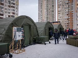 rettungskraefte stellen zelte auf in denen sich bewohner benachbarter wohnhaeuser aufwaermen und nachts schlafen koennen