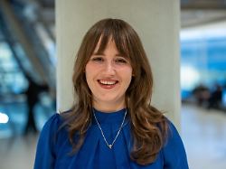 ricarda lang buendnis 90 die gruenen ehemalige gruenen bundesvorsitzende steht mit neuer frisur vor der fraktionssitzung im bundestag