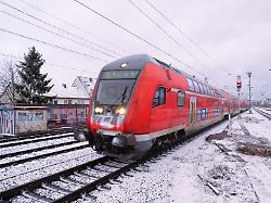 roter regionalexpress auf verschneiten gleisen in koeln ehrenfeld