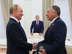 russian president vladimir putin left and u s president donald trump s special envoy steve witkoff right shake hands during their meeting in moscow russia wednesday aug 6 2025