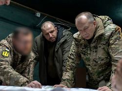 rustem umjerow m ukrainischer verteidigungsminister und olexander syrskyj r neuer oberbefehlshaber der ukrainischen armee lassen sich in der ostukraine die frontlage erlaeutern