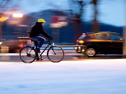 rutschig aber machbar mit dem richtigen reifenprofil guten bremsen und mehr vorsicht faehrt man auch im winter sicher auf dem rad