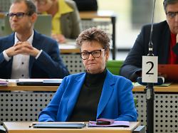 sabine zimmermann scheidende fraktionsvorsitzende des bsw sachsen verfolgt die sitzung des saechsischen landtags im plenarsaal