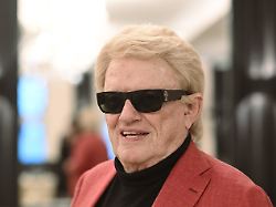 saenger heino steht anlaesslich eines pressetermins zu seiner europa kirchentournee unter dem motto die himmel ruehmen in einem restaurant im taschenbergpalais