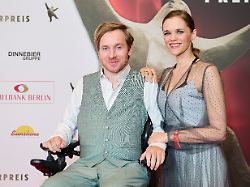 samuel koch kommt mit seiner frau sarah elena timpe zur verleihung des b z kulturpreises