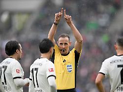 schiedsrichter sascha stegemann macht das zeichen fuer den var einsatz gestik fussball 1 bundesliga 8 spieltag borussia moenchengladbach bayern muenchen am 25 10 2025 in moenchengladbach deutschland