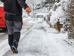 schnee und glaette auf gehwegen verpflichten eigentuemer und oft auch mieter zum raeumen und streuen