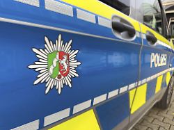 schriftzug polizei und landeswappen polizeiwappen von nordrhein westfalen nordrhein westfalen auf polizeiauto polizeiwagen einsatzwagen einsatzfahrzeug streifenwagen nordrhein westfalen deutschland