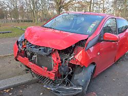 schrottauto nach autounfall am strassenrand tiergarten mitte berlin deutschland