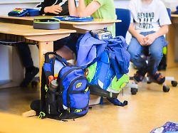 schueler sitzen neben ihren schulranzen im klassenraum einer 4 klasse einer grundschule in der region hannover