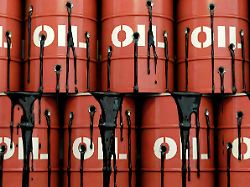 schwarzes oel stroemt aus einschussloechern von gestapelten oelfaessern symbolbild zum thema preisverfall beim rohoel oelkrise kriegsgrund oel usw