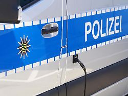 seitenansicht eines dienstfahrzeuges der saechsischen polizei schutzmassnahme absicherung von veranstaltungen bereitschaftswagen