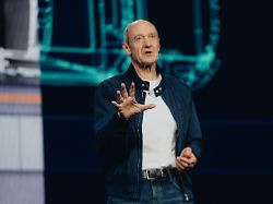 siemens ceo roland busch kuendigt auf der technikmesse ces 2026b mehrere initiativen zum ki einsatz in der industrie an