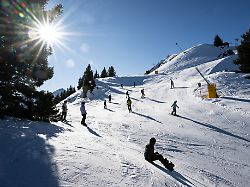 skifahrer und snowboarder faehren eine piste auf den skipisten von gstaad bergbahnen am dienstag 30 dezember 2025 in rinderberg oberhalb zweisimmen