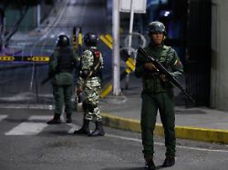 soldaten bewachen die gegend um den praesidentenpalast miraflores nachdem explosionen und tieffliegende flugzeuge in caracas venezuela am samstag 3 januar 2026 zu hoeren waren
