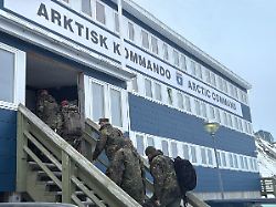 soldaten der bundeswehr betreten das arktische kommando in nuuk am fruehen abend traf ein erkundungsteam der bundeswehr fuer moegliche militaeruebungen in groenland auf der insel ein