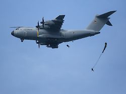 soldaten des fallschirmjaegerregiments 26 aus zweibruecken springen im rahmen einer uebung ueber dem bodensee mit einem fallschirm aus einem airbus a400m