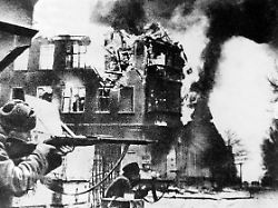 sowjetische soldaten beim haeuserkampf in der hart umkaempften stadt koenigsberg aufnahmedatum 01 01 1945 31 12