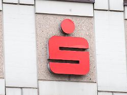 sparkassenlogo an der fassade in trier deutschland investitions und finanzbranche in der stadt finanzgruppe der deutschen sparkassen