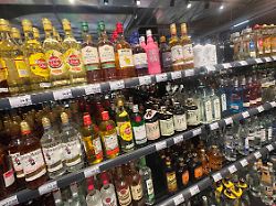 spirituosen in einem edeka lebensmittelmarkt supermarkt alkohol weinregal weinsortiment angebot regal flaschen