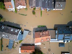 steht ihnen das wasser wortwoertlich bis zum hals wenn ueberflutungen schaden anrichten braucht es regelmaessig einen zusatzbaustein fuer elementarschaeden damit die versicherung leistet