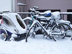sturmtief elli wintereinbruch in norddeutschland das foto zeigt schneebeckte fahrraeder an einem zaun in bremen bremen neustadt schneesturm schneeverwehung schneefall wintereinbruch 09 01