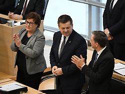 sven schulze cdu nimmt applaus im plenarsaal des landtages von sachsen anhalt entgegen schulze wurde zum neuen ministerpraesidenten des landes gewaehlt