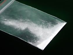 symbolbild drogen weisses pulver in einer plastiktuete symbol image drugs