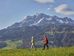 symbolbild gestellte aufnahme zwei frauen spazieren auf dem sonnenberg kriens im kanton luzern am 10 april 2017