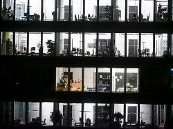 symbolbild hamburg januar 2025 symbolbild blick in ein beleuchtes buero haus verschiedene bueros zimmer ohne angestellte nachts aus dem 16