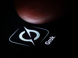 symbolfoto das logo des ki chatbot grok von xai ist neben einem finger auf dem display eines smartphones zu sehen berlin 13 01 2026