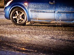 symbolfoto vereiste strassen in berlin eis glitzert am fruehen morgen an einem auto auf einer strasse in berlin reinickendorf berlin 13 01 2026
