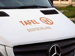 tafel deutschland ehrenamt lebensmittel fuer beduerftige menschen retten tafel fahrzeug mit logo