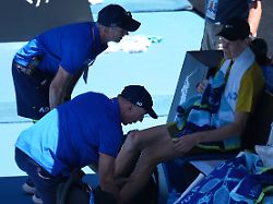 tennis grand slam australian open einzel maenner 3 runde jannik sinner aus italien wird von trainern behandelt