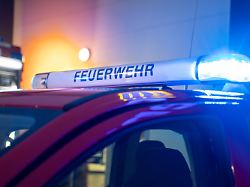 themenbild einsatzfahrzeug der freiwilligen feuerwehr 15 12 2024 einsatzfahrzeug der feuerwehr mit angeschalteten blaulicht