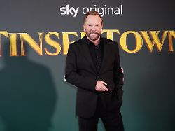 tinsel town uk premiere london kiefer sutherland arriving for the uk premiere of tinsel town at vue leicester square in london picture date thursday november 27 2025