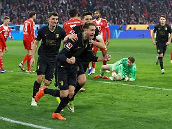 torjubel von arthur chaves 34 fc augsburg zum ausgleich 1 1 fc bayern muenchen vs fc augsburg fussball 1 bundesliga 19 spieltag 24 01