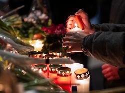 trauernde versammeln sich um blumen niederzulegen und kerzen anzuzuenden um der opfer des brandes in der bar und lounge le constellation zu gedenken