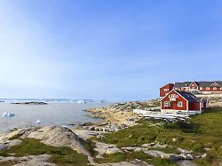 typische architektur groenlands ilulissat mit farbigen haeusern in der naehe von fjorden und eisbergen 1