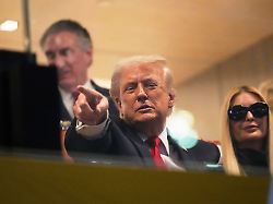 us praesident donald trump beobachtet die erste halbzeit des college football playoff national championship spiels zwischen miami und indiana