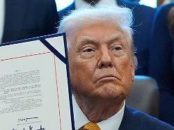 us praesident donald trump hael im oval office des weissen hauses in washington einen gesetzesentwurf in der hand der vollmilch in die schulkantinen des landes zurueckbringt