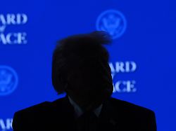 us praesident donald trump hoert nach der unterzeichnung einer charta des board of peace waehrend des jahrestreffens des weltwirtschaftsforums rednern zu