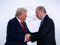 us praesident donald trump l nimmt neben recep tayyip erdogan praesident der tuerkei am gaza gipfel unter vorsitz von aegyptens praesident al sisi teil