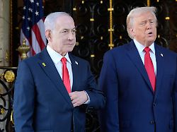 us praesident donald trump r begruesst den israelischen ministerpraesidenten benjamin netanjahu in seinem club mar a lago