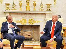 us praesident donald trump r empfaengt bundeskanzler friedrich merz cdu im oval office im weissen haus es ist das erste treffen zwischen beiden politikern seit amtsantritt von trump und merz