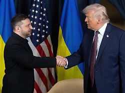 us praesident donald trump r schuettelt dem ukrainischen praesidenten wolodymyr selenskyj vor beginn eines bilateralen treffens am rande des jaehrlichen weltwirtschaftsforums wef die hand