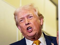 us praesident donald trump spricht mit reportern waehrend des fluges in der air force one auf dem rueckflug zur joint base andrews maryland