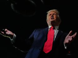 us praesident donald trump spricht zu reportern bevor er die air force one am palm beach international airport besteigt 1